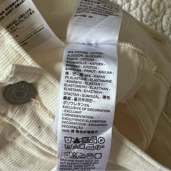 Levi’s Premium Ribcage Bell Bottom Corduroy - Picture 6 of 6